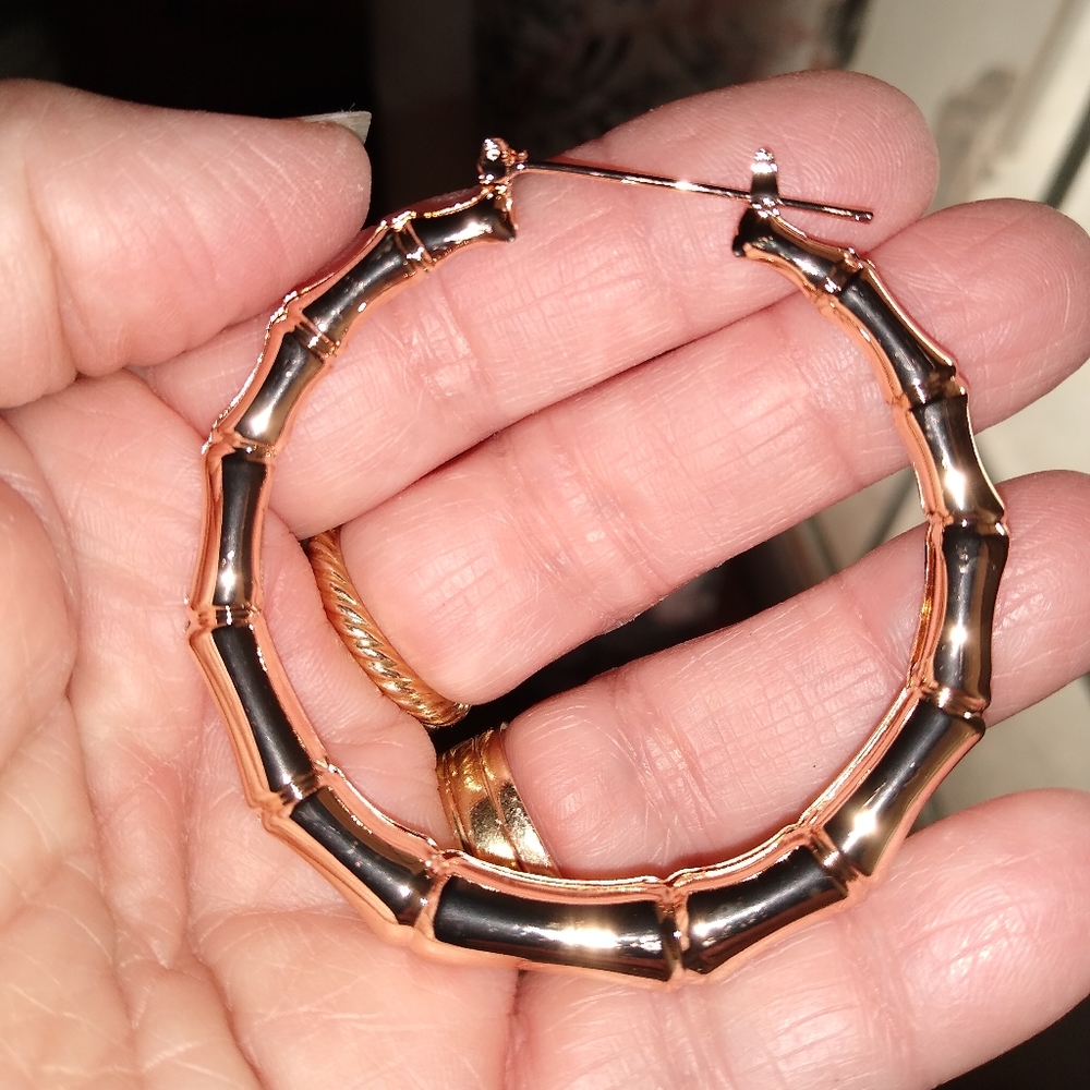 NWT BEAUTIFUL BOLD GOLD HOOPS - Picture 5 of 5